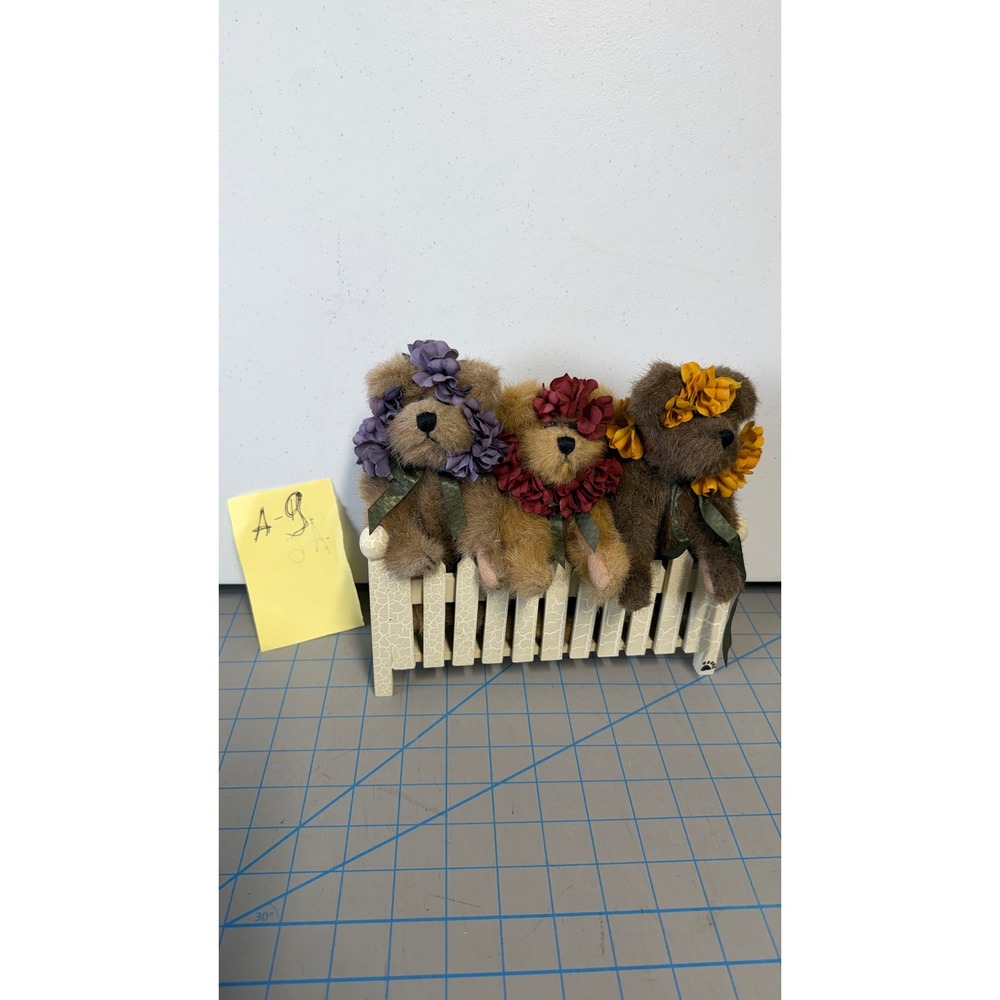 Boyds Bears Plush‎ Trio with Floral Crowns and Picket Fence Shelf Sitter Decor